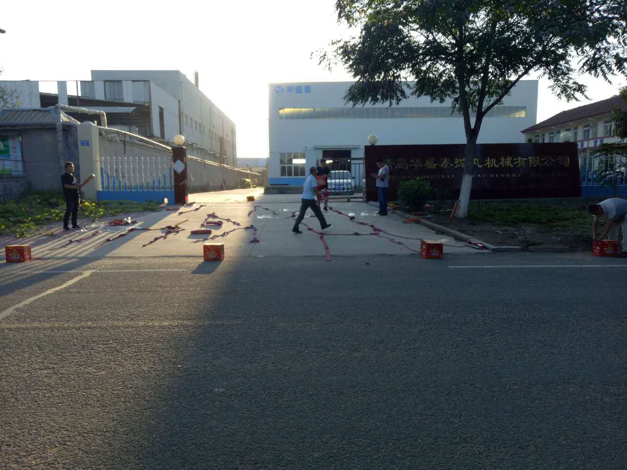 華盛泰拋丸機(jī)廠喜迎財(cái)神2017年9月12日現(xiàn)場圖